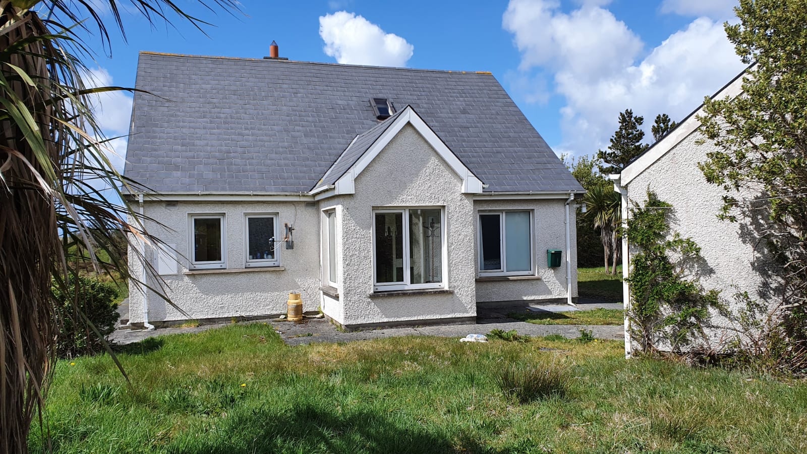 LACKENAGH, BURTONPORT – (F94 C5D6)  A 3 Bedroom Bungalow with  magnificent views of Arranmore Island, Inishfree Island, Dungloe Bay and Maghery.