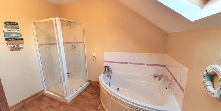 Yvonne main bathroom photo 2 adj