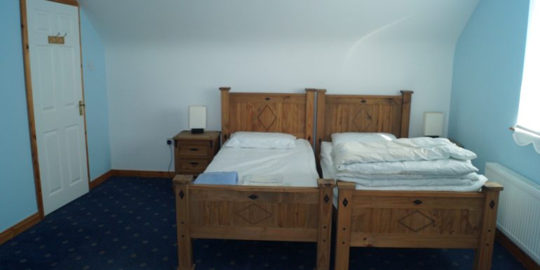 Cullen - Bedroom 3 twin beds.