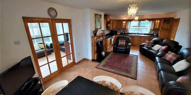 Donal Mc Elhinney 9. sit room kitchen area adj (1)